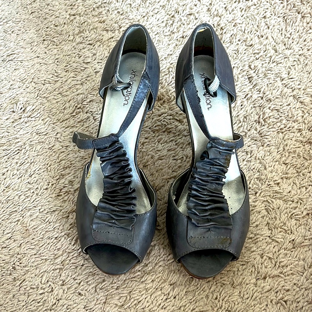 Xhilaration grey heels